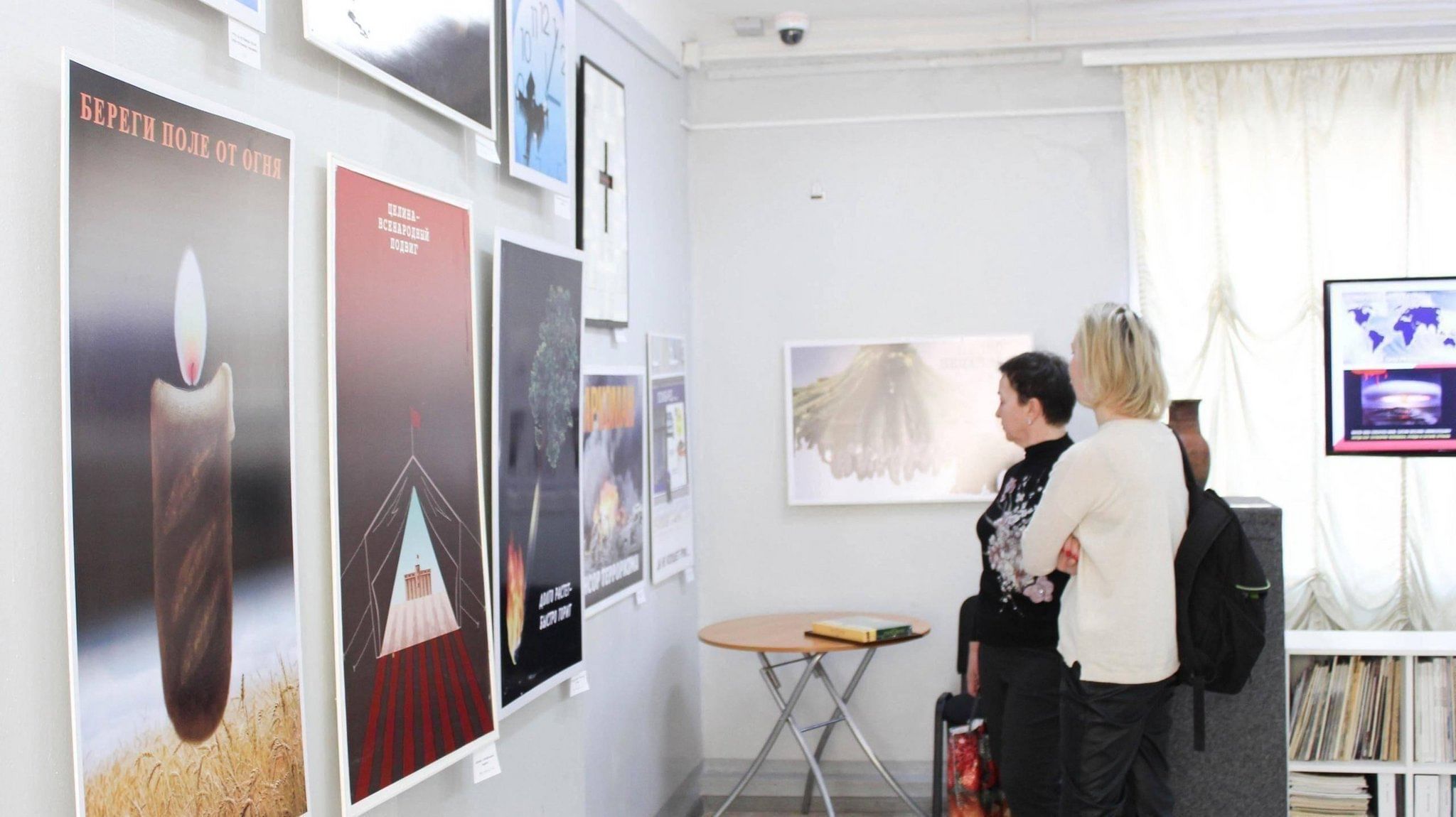 Трансляция «Экскурсия по выставке плакатов Юрия Новоселова. Проводит ...