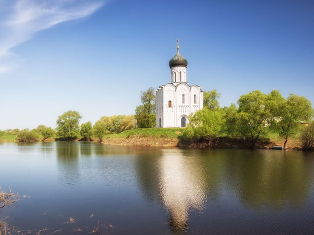 Церковь Покрова на Нерли, Боголюбовское, Владимирская область. Фотография: Юлия Бабкина / фотобанк «Лори»