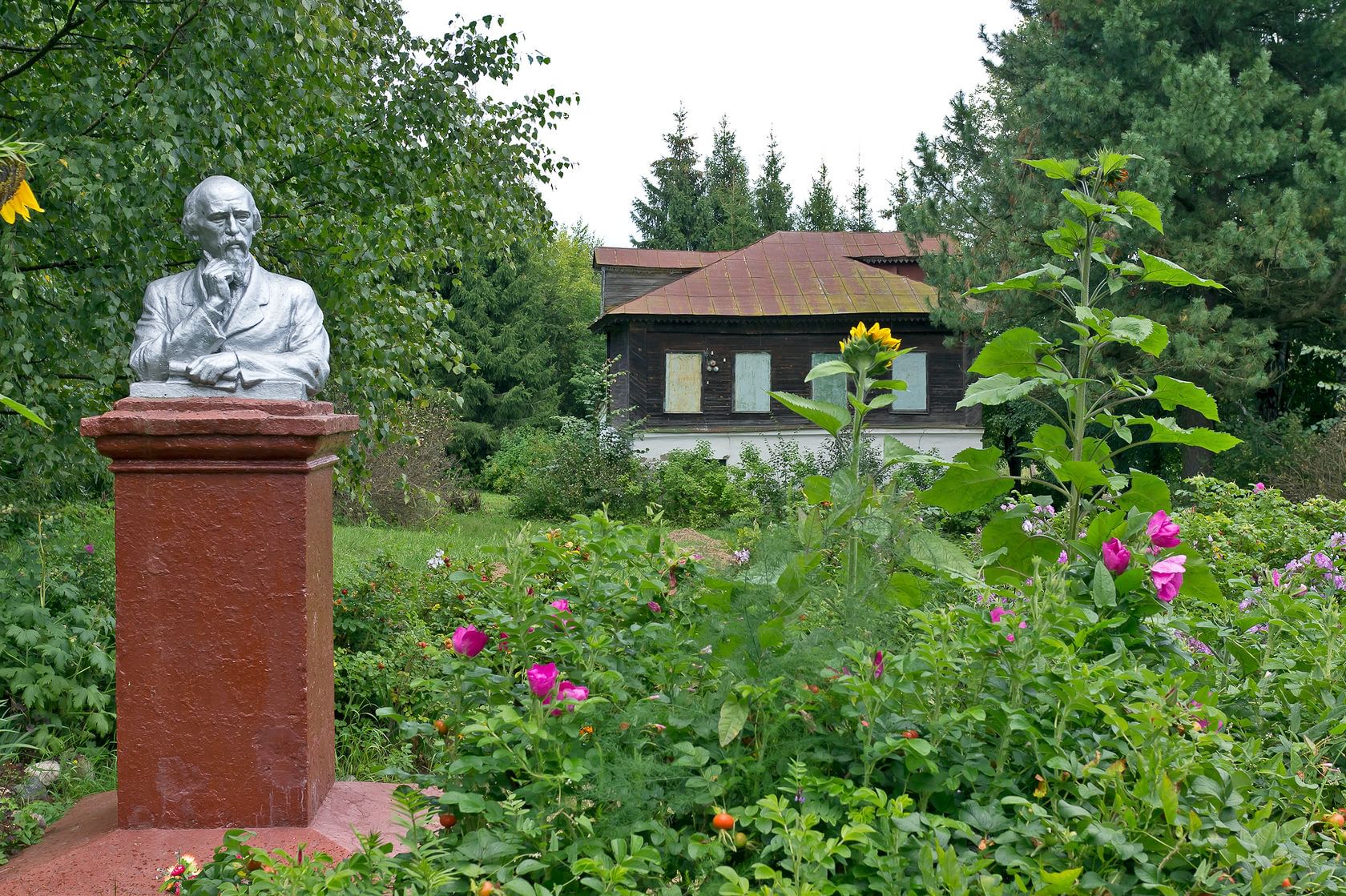 памятник некрасову в санкт петербурге