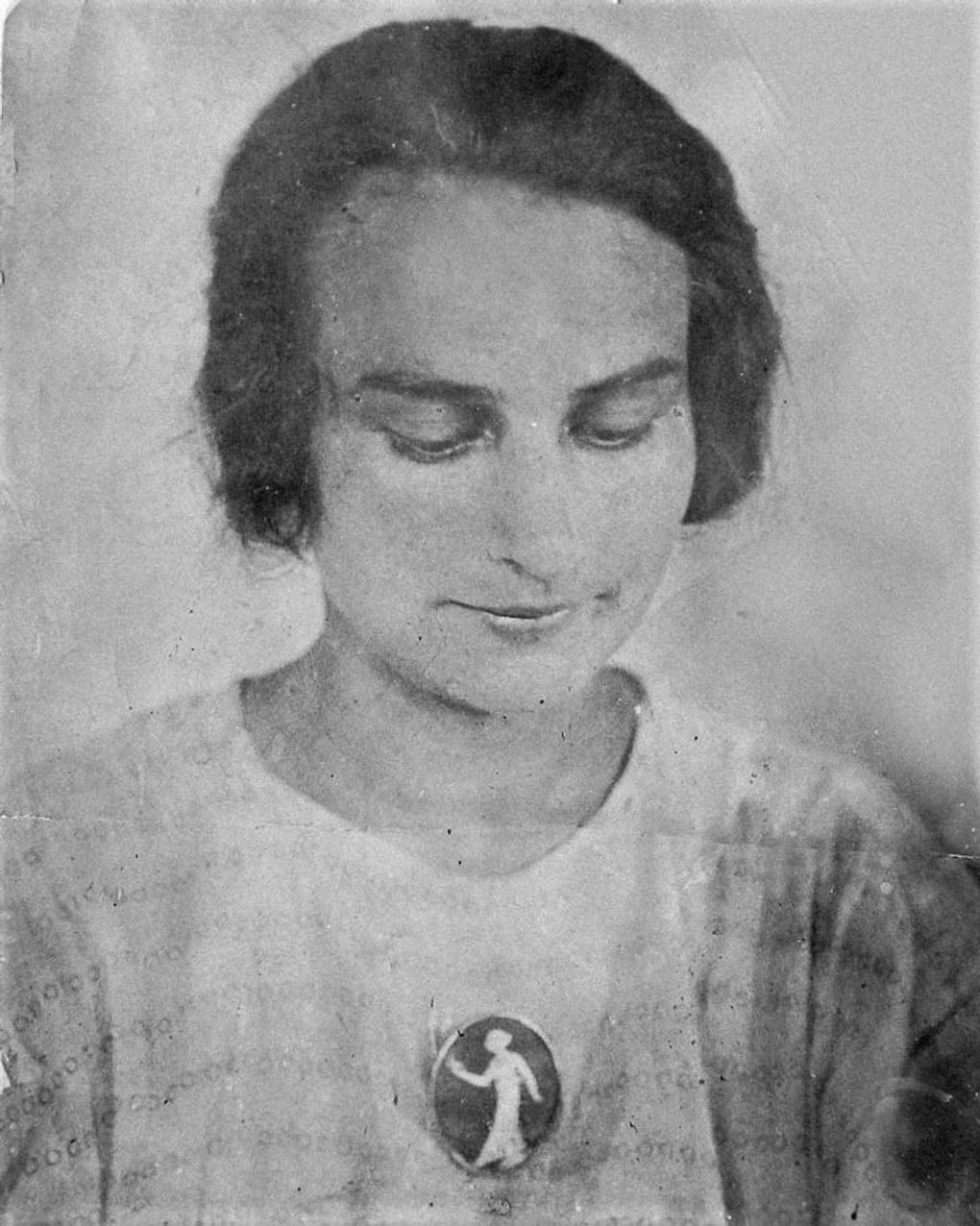 Вера Голубкина (племянница Анны) с камеей «Девушка с фонарем». 1930-е. Фотография: <a href="https://www.tg-m.ru/catalog/en/photos/2288" target="_blank" rel="noopener">tg-m</a>