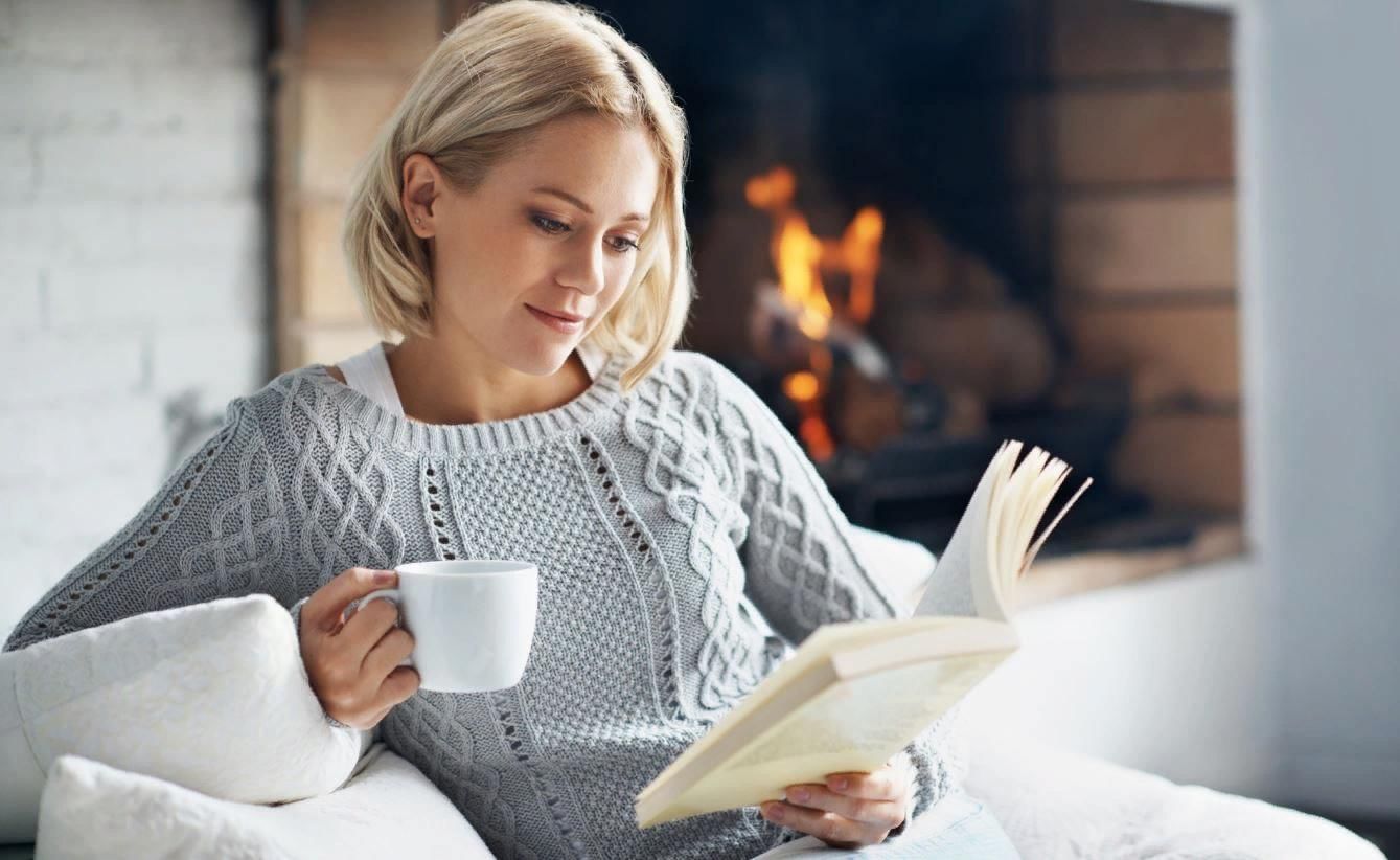 Девушка читает книгу фото Книжная выставка "Женская судьба за книжным переплётом" 2022, Переславский район