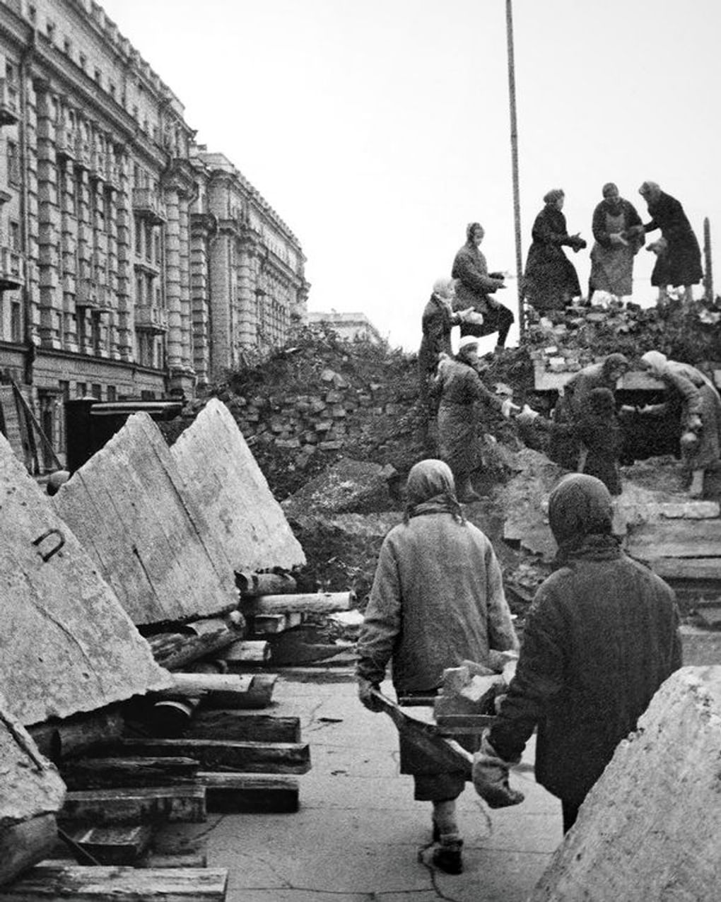 Сооружение огневой точки. Ленинград, 1941–1944 годы. Фотография: Борис Кудояров / Мультимедиа Арт Музей, Москва