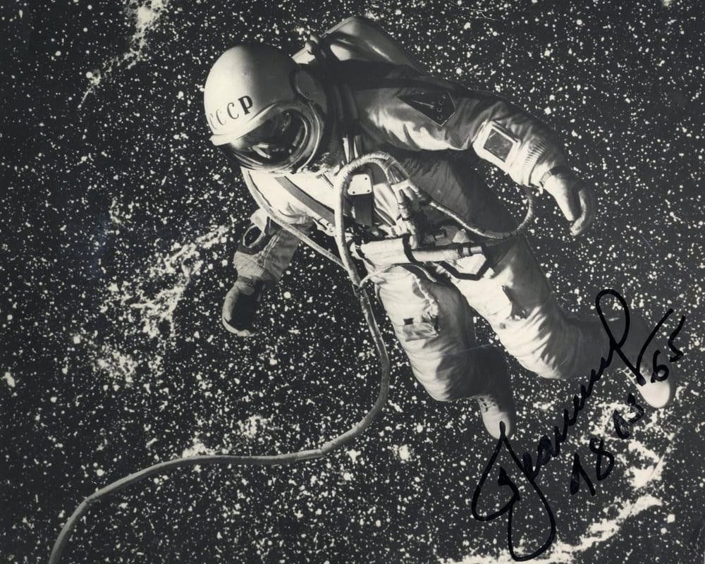 Первый астронавт вышедший в космос. Выход человека в открытый космос Леонов.
