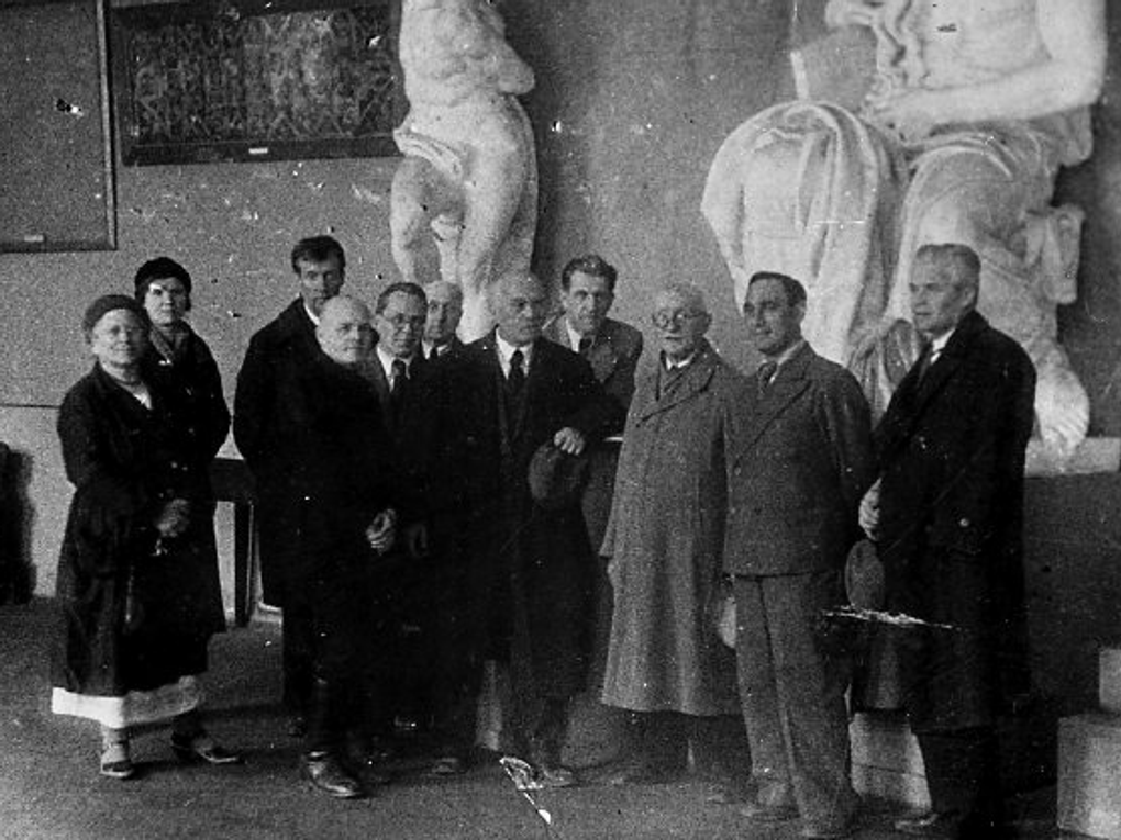 Комиссия по учету художественных памятников, пострадавших во время Великой Отечественной войны: художник и реставратор Игорь Грабарь, архитектор Алексей Щусев, архитектор Виктор Твелькмейер, архитектор Герман Гримм, архитектор Владимир Пилявский. Фотография: <a href="https://artsacademy.ru/additionally/patrioticheskoe-vospitanie/akademiya-khudozhestv-v-gody-vov/" target="_blank" rel="noopener">artsacademy.ru</a>
