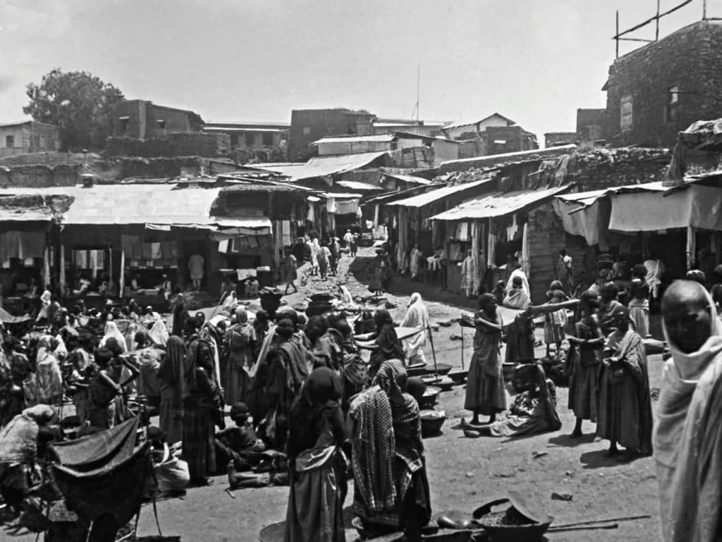 Рынок и площадь в Хараре. Харари. Харар, Эфиопия (Абиссиния), 1913 год. Фотография: Николай Гумилев и Николай Сверчков / Кунсткамера (Музей антропологии и этнографии имени Петра Великого Российской академии наук), Санкт-Петербург