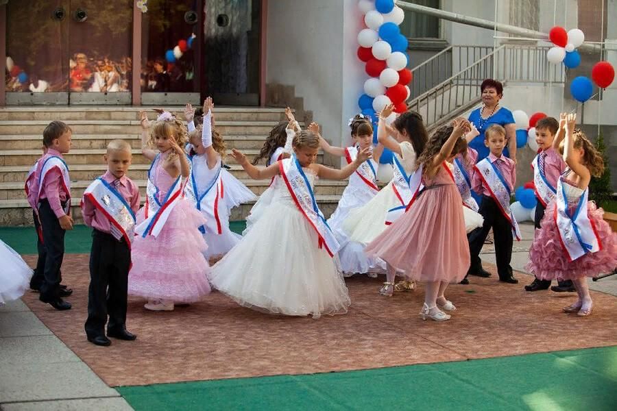 Выпускной 4 класс фото. Выпускной в начальной школе. Выпускной в четвертом классе. Выпускной в младшей школе. Выпускной начальной школы 4 класс.