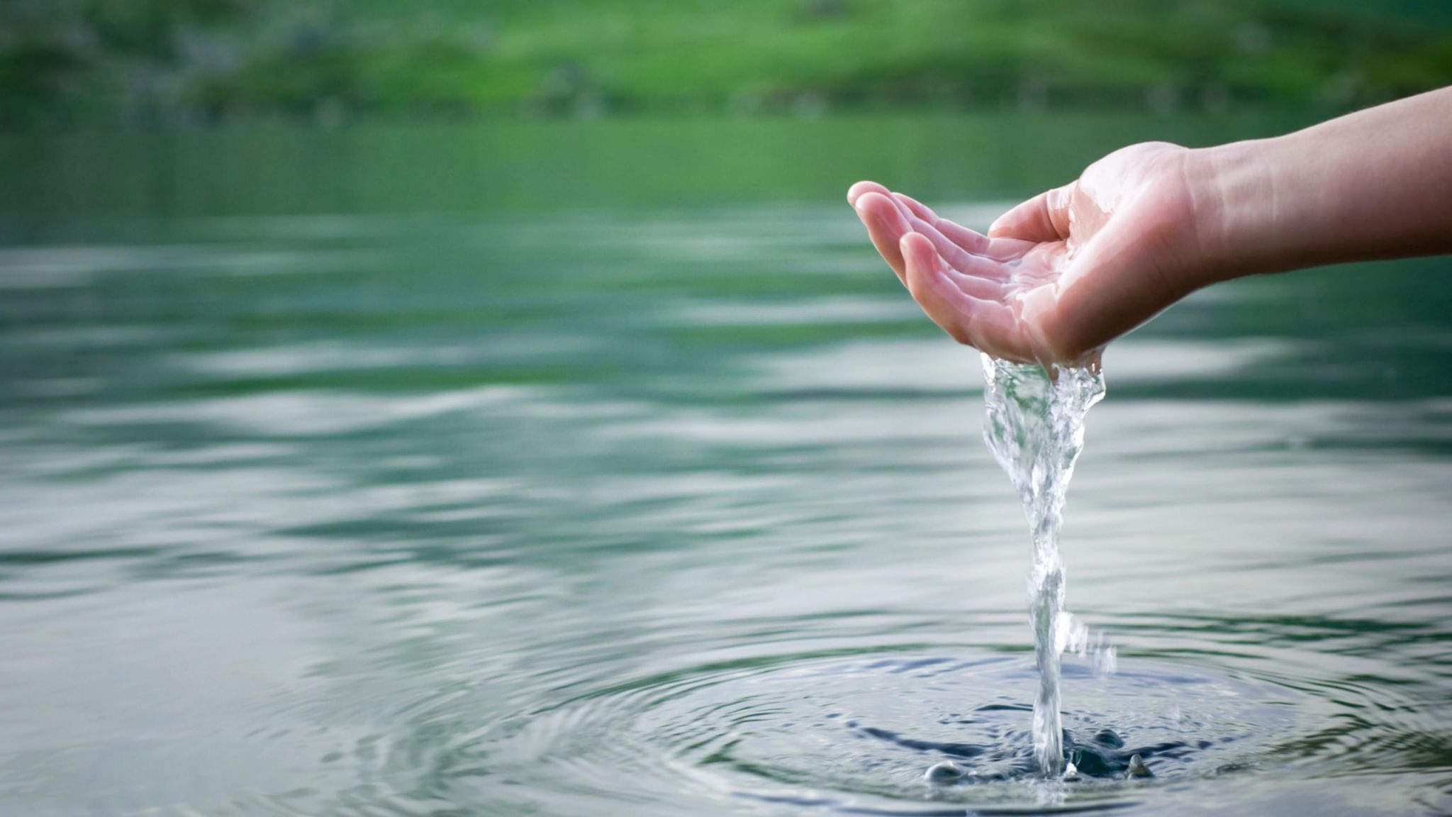 Быть в воде это. Чистая вода. Вода источник жизни. Пресная вода. Чистая природная вода.