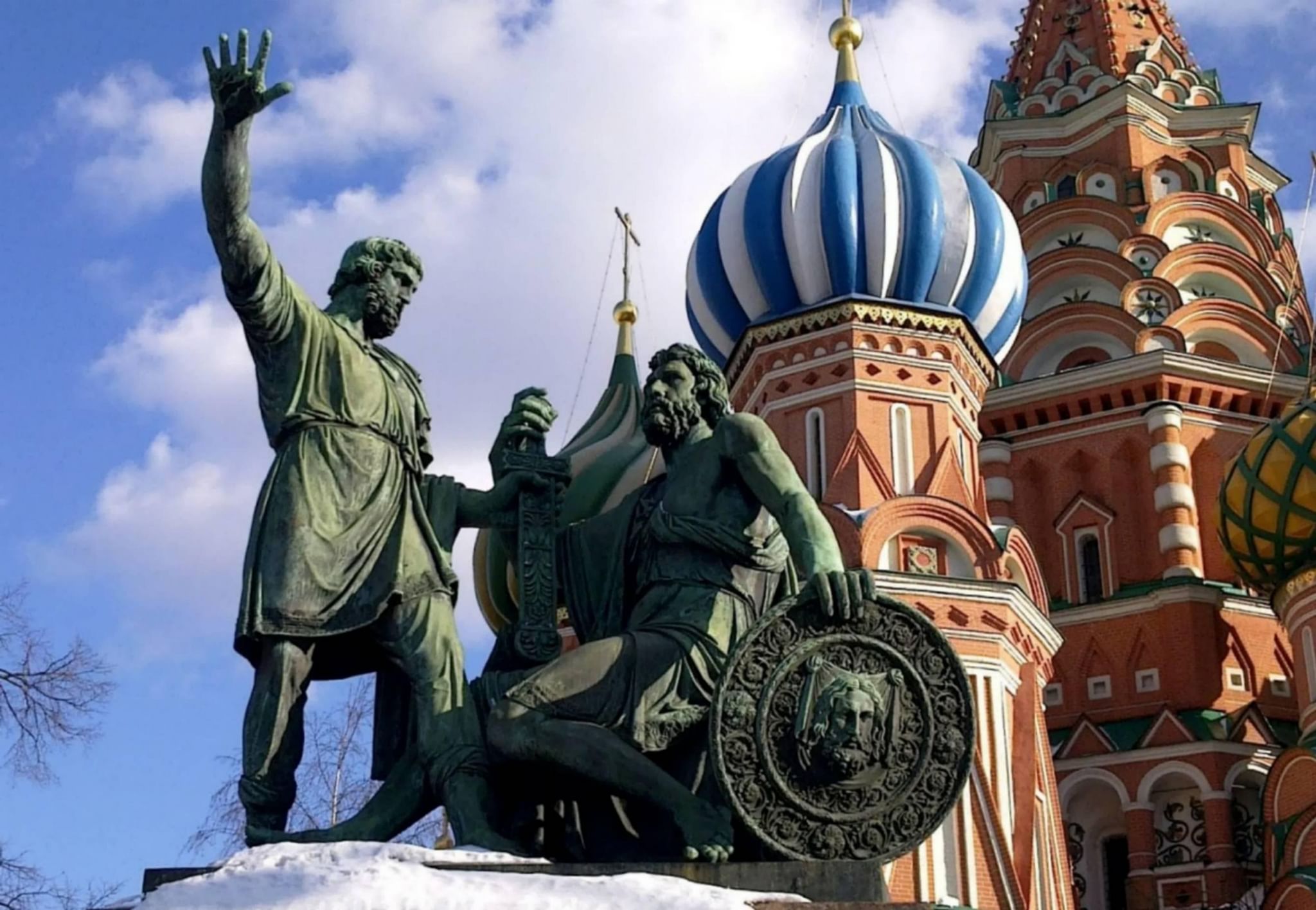 Памятник Минину и Пожарскому на красной площади в Москве