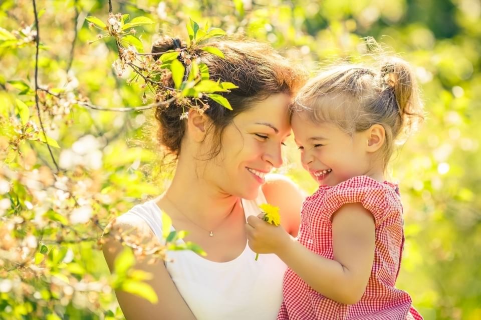 Поцелую маму в этот славный день. Мама с дочкой весной. Диалог мама с дочкой в парке. Фото матери и дочери весной. Красивая фотосессия мама и дочь лимоны.