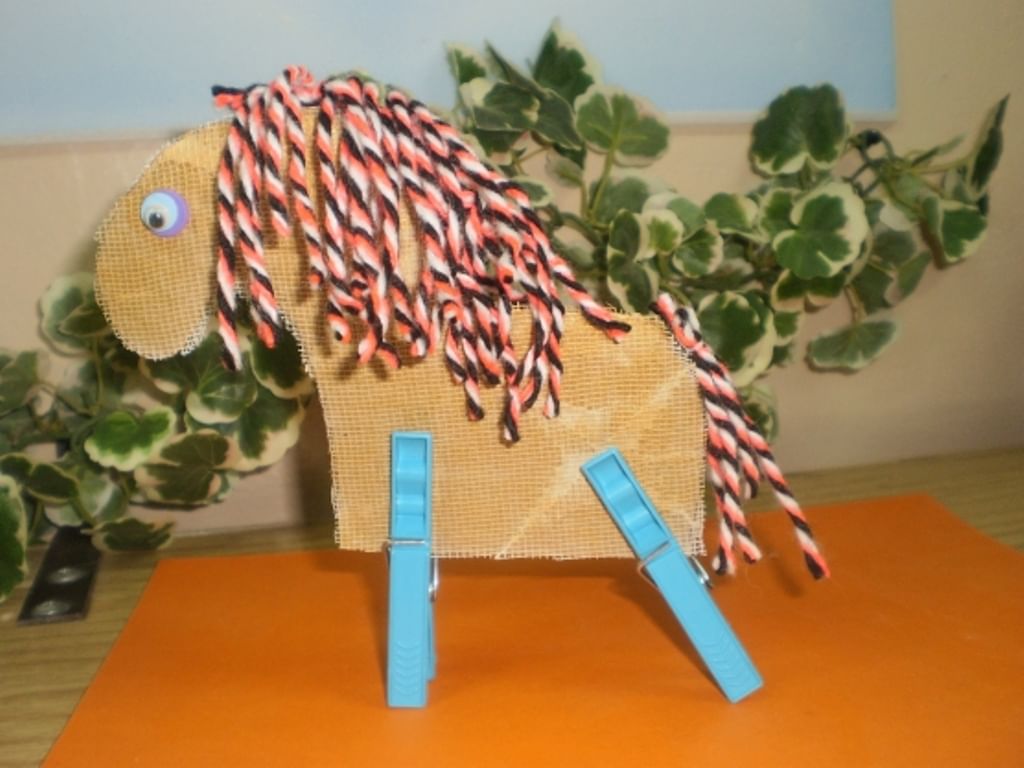 Конструирование лошадка. Поделка лошадь. Поделка лошадь для детского сада. Лошадь поделка для детей. Лошадь из прищепок.