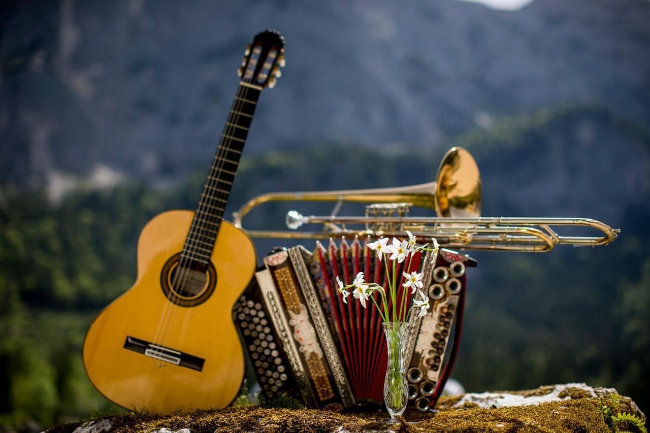 Музыкальные инструменты на природе