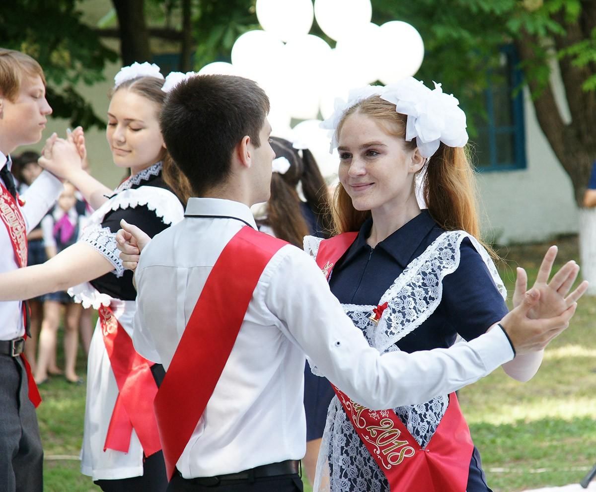 7 11 классы. Выпускники школы. Последний звонок. Последний звонок выпускной. Школьники выпускной.