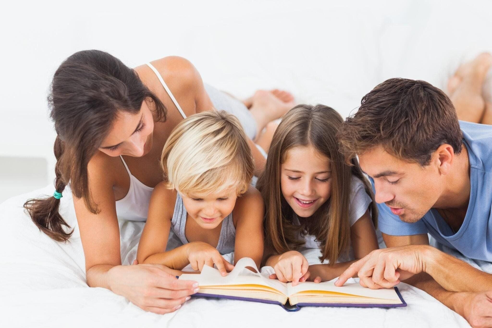 Читаем всей семьей название. Читающая семья. Чтение в кругу семьи. Семейное чтение картинки. Круг чтения.