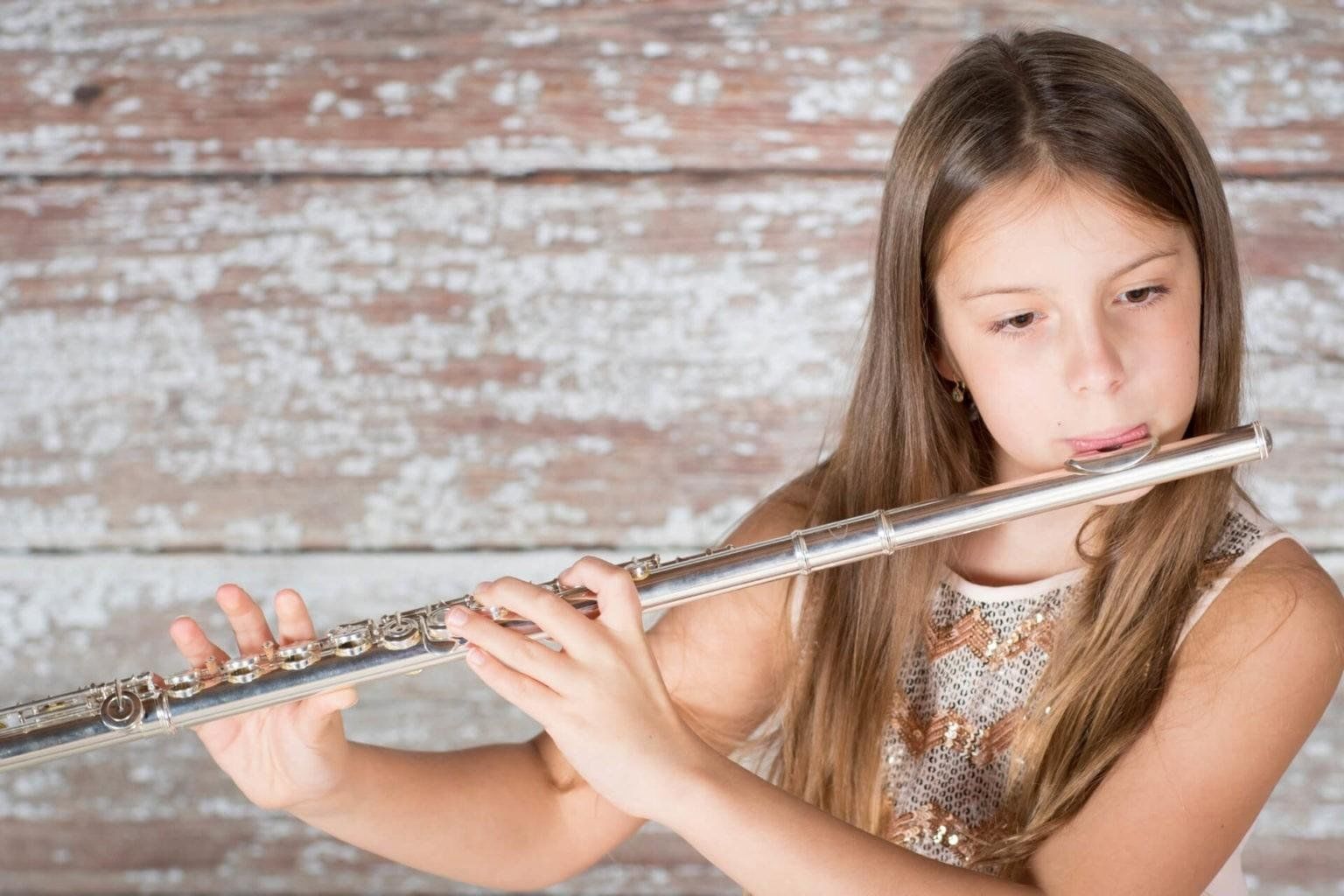 Playing flute. Флейта. Игра на флейте. Флейта профессиональная. Флейта для детей.