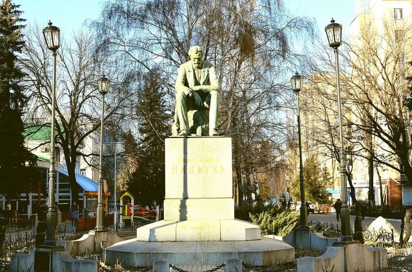 Место воронеж. Никитин памятник в Воронеже. Памятники Кольцову и Никитину в Воронеже. Памятник Никитину в Воронежской области. Кольцов Никитин Воронеж.