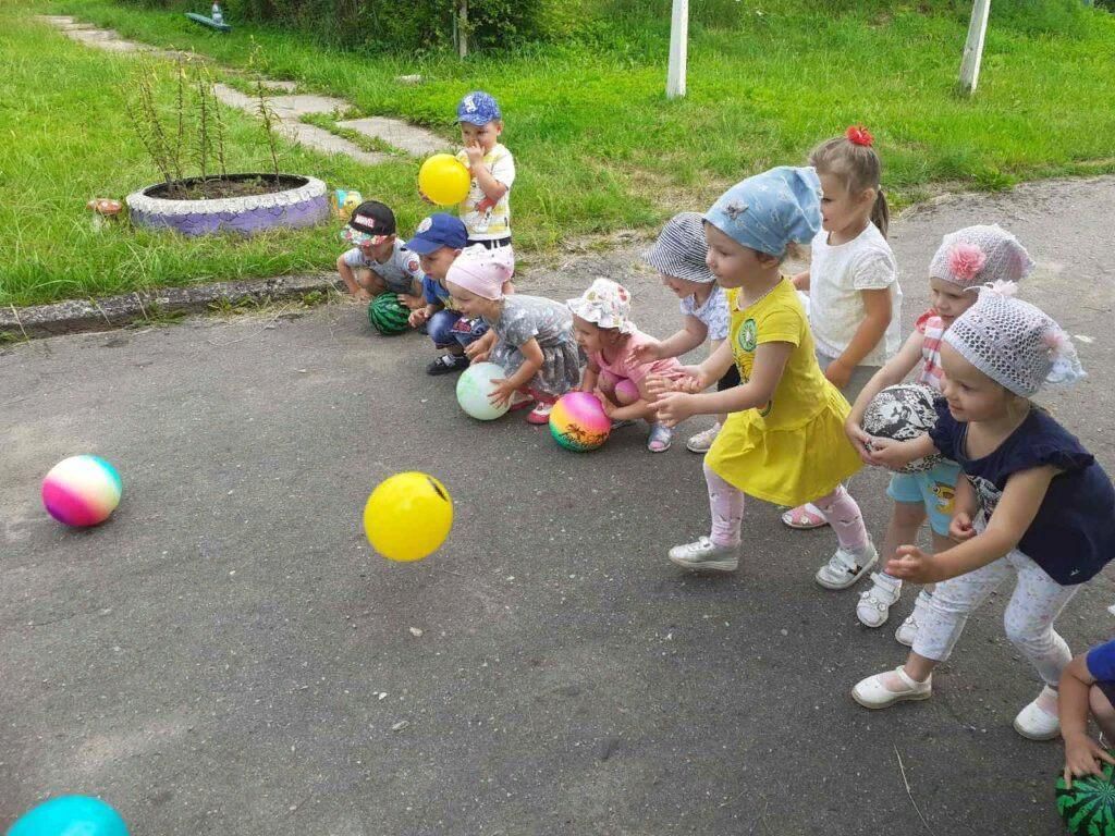 Группа мяч. Мой весёлый звонкий мяч. Веселые мячи в ДОУ. Игровая программа мой веселый мячик. Игры с мячом для детей 10-12 лет на улице летом.