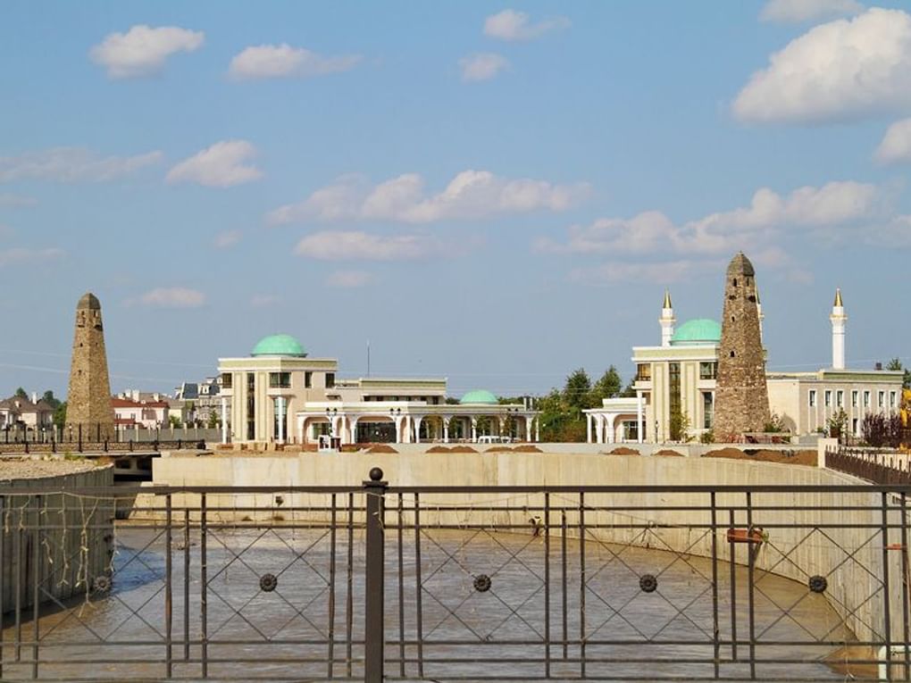 Река Сунжа у дворца президента Чечни. Грозный, Чеченская Республика. Фотография: A. Челмодеев / Фотобанк «Лори»