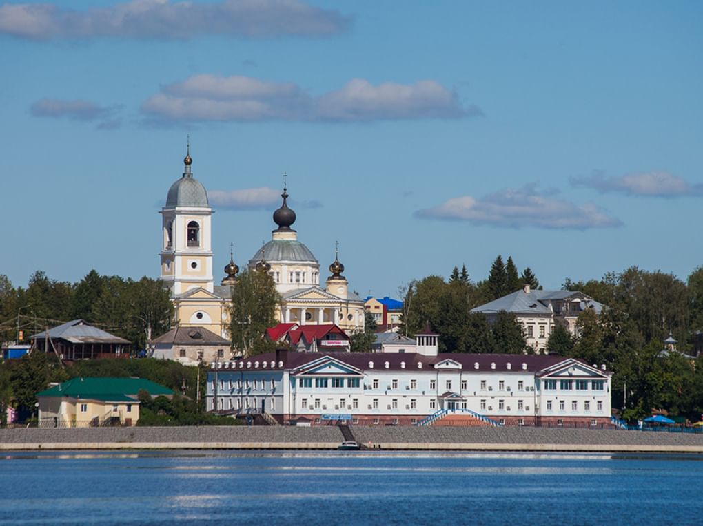 Вид на город и собор Успения Пресвятой Богородицы с реки Волги. Мышкин, Ярославская область. Фотография: Игорь Литвяк / фотобанк «Лори»