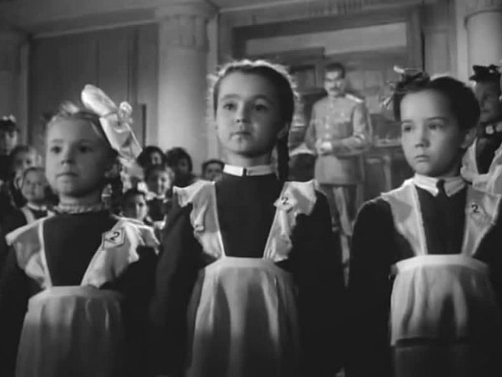 Кадр из художественного фильма Ильи Фрэза «Первоклассница» (1948)