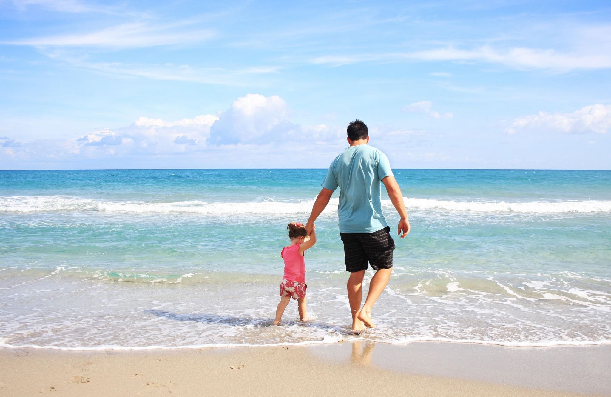 Papa en mama йост клейн. Дети на море. Море пляж семья. Папа и ребенок на море. Счастливая семья на море.