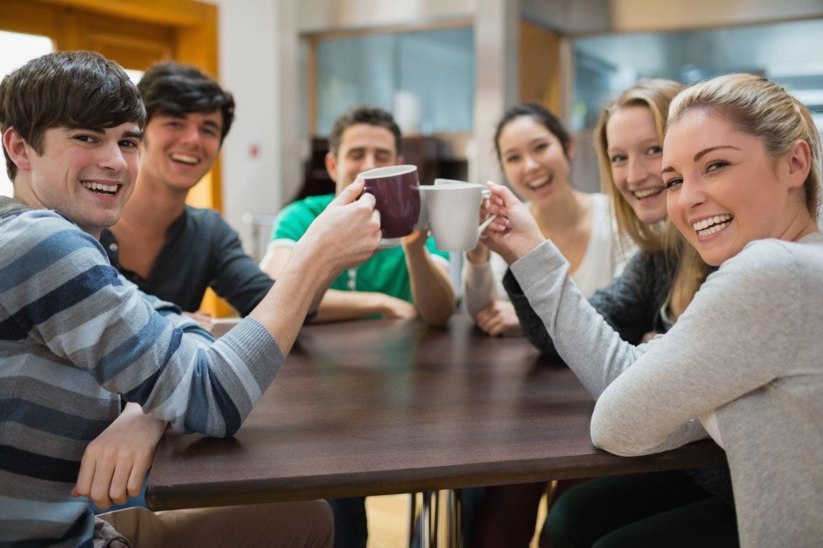 These students in our group. Студенты в кафе. Подростки в кофейне. Молодежь в кафе. Молодежь пьет чай.