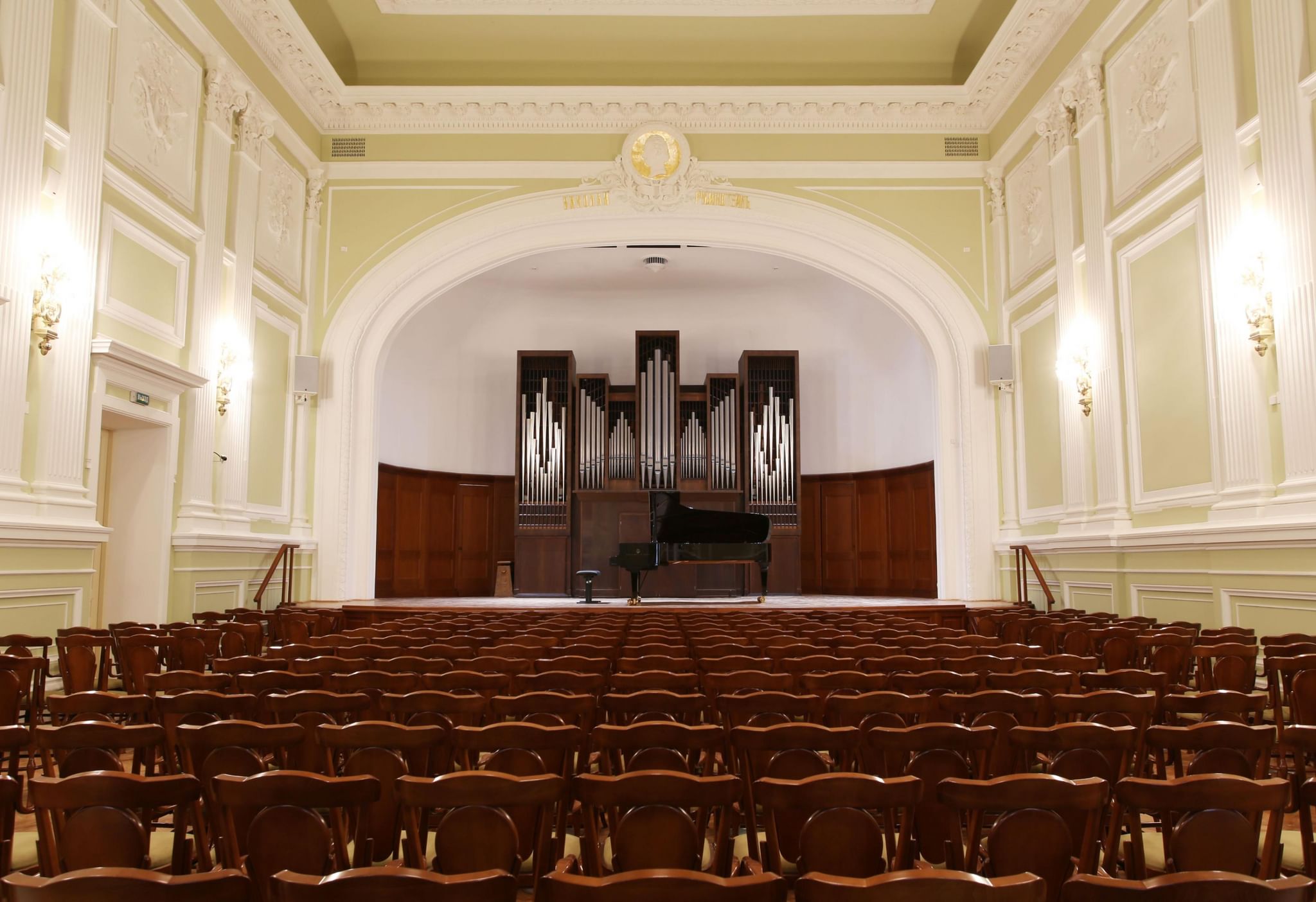 и. московский зал консерватории им чайковского. московская государственная консерватория имени п. чайковского. чайковского зал.