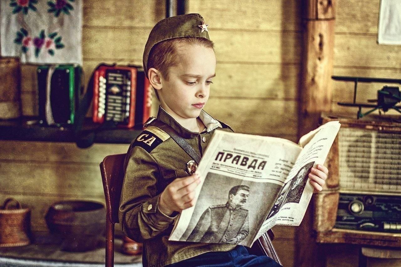 О чем мечтает герой на войне. Дети войны. Фотосессия день Победы. Детская фотосессия к 9 мая. Дети читают книги о войне.