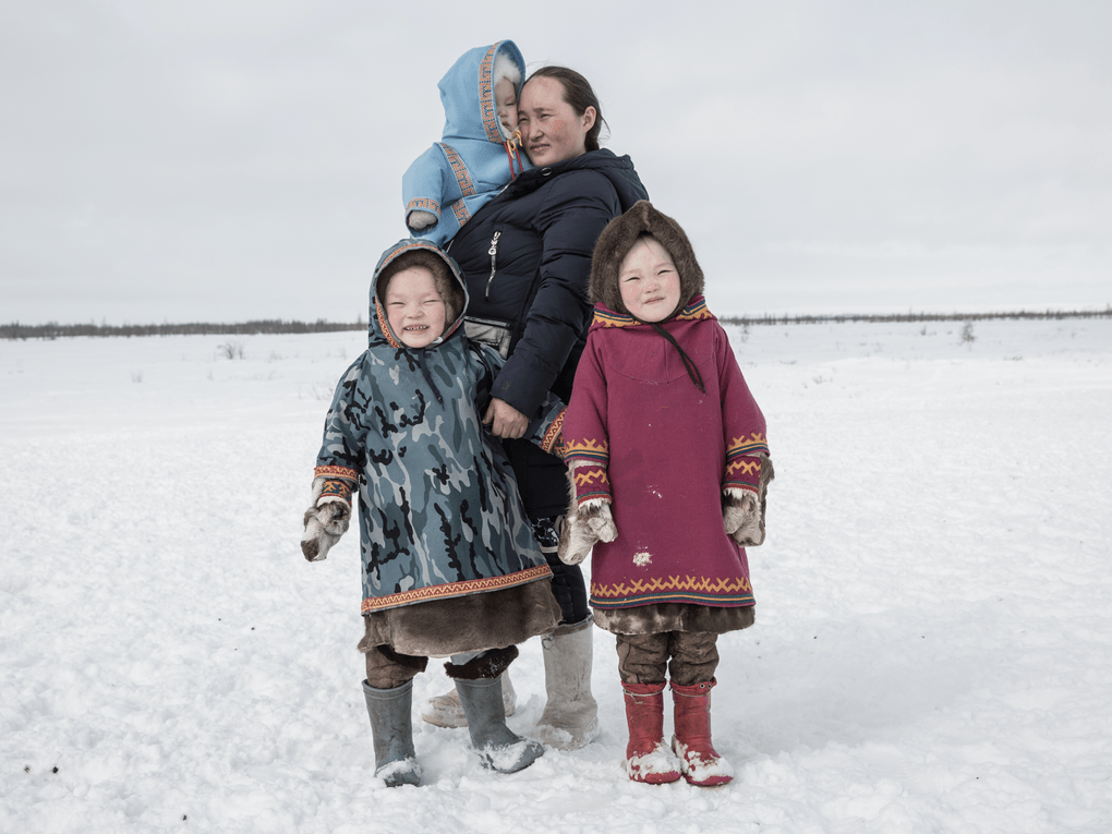 Юлия Невская. Серия «Люди тундры». Ангелина Вэнга с детьми. Фотография предоставлена организаторами