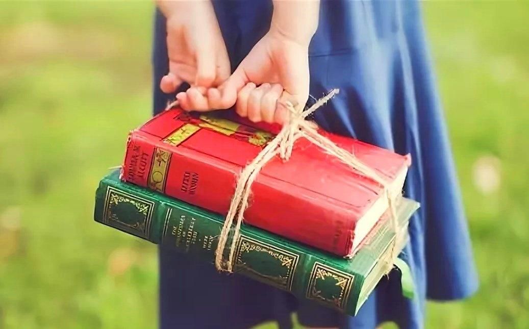 Подарить девушке книги. Книга в подарок. Книжный подарок. Дарит книгу. Книжка в подарок.