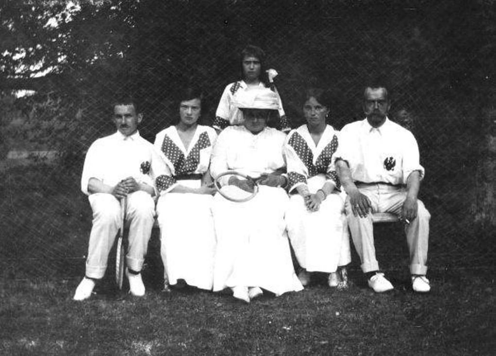 Николай II (справа), члены его семьи и родственники. 1910-е. Фотография: <a href="https://commons.wikimedia.org/w/index.php?curid=46367170" target="_blank" rel="noopener">commons.wikimedia</a> / Public Domain