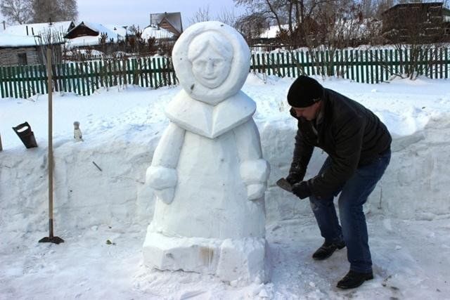 Бабушка лепит снеговика