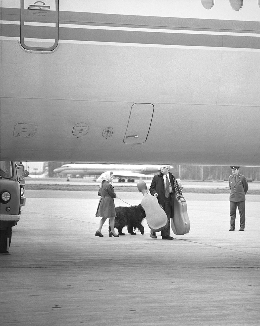 Мстислав Ростропович (в центре) покидает СССР. Москва, 1974 год. Фотография: Борис Косарев / <a href="https://russiainphoto.ru/search/photo/years-1840-1999/?index=1&amp;paginate_page=4&amp;page=4&amp;query=мстислав+ростропович" target="_blank">russiainphoto.ru</a>