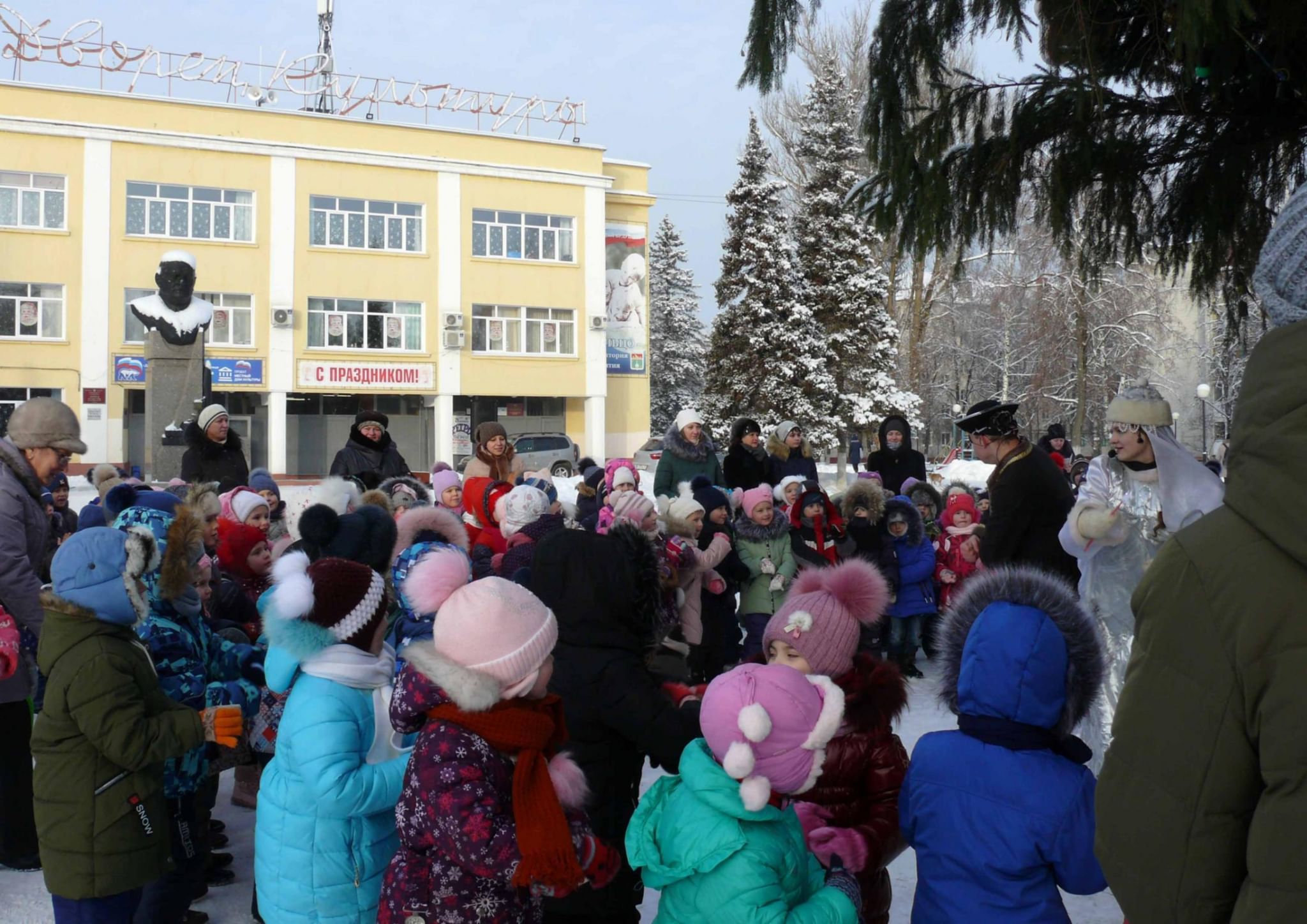 Открытие городской елки. Открытие датскойгородскойёлкив Боброве. Городская елка в Алейске. Название открытия городской елки. Елка в Сельцо.