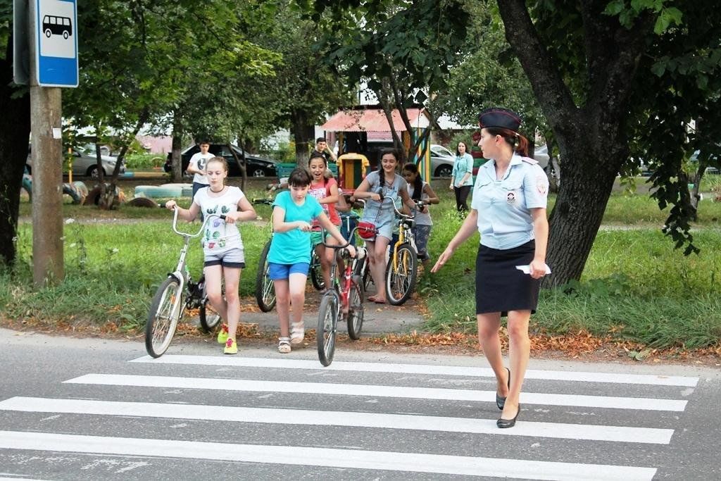 Спешиваться велосипедистам. Ребенок на велосипеде на дороге. Пешеход с велосипедом. Велосипедная дорожка для детей. Пешеход на велосипедной дорожке.
