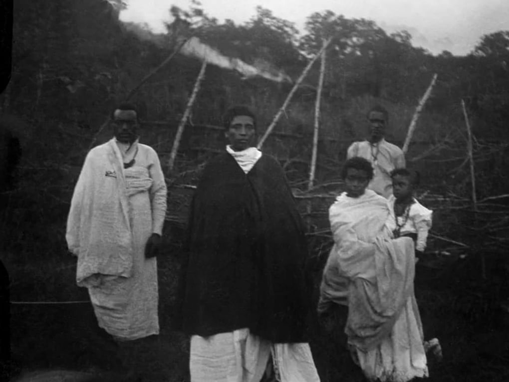 Абиссинка с ребенком. Эфиопы. Эфиопия (Абиссиния), 1913 год. Фотография: Николай Гумилев и Николай Сверчков / Кунсткамера (Музей антропологии и этнографии имени Петра Великого Российской академии наук), Санкт-Петербург