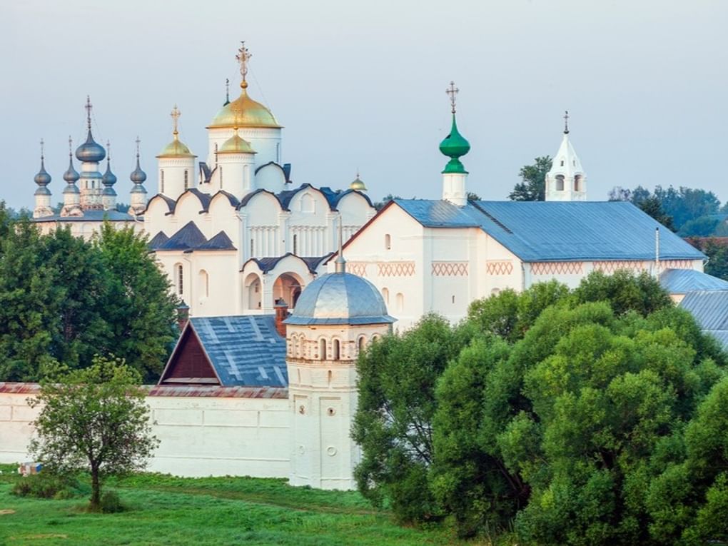 Купола Покровского монастыря. Суздаль, Владимирская область. Фотография: Игорь Литвяк / фотобанк «Лори»