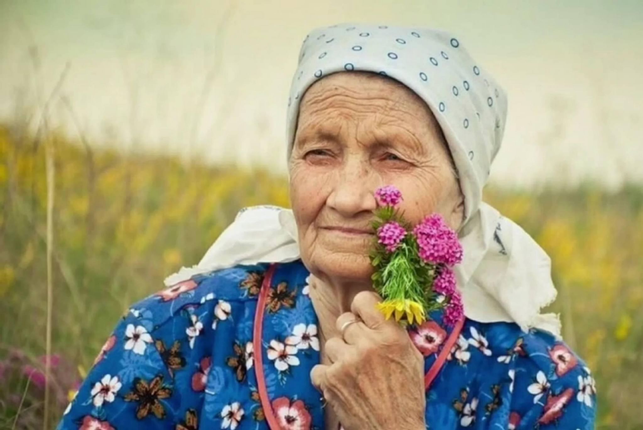 Деревенская пожилая женщина