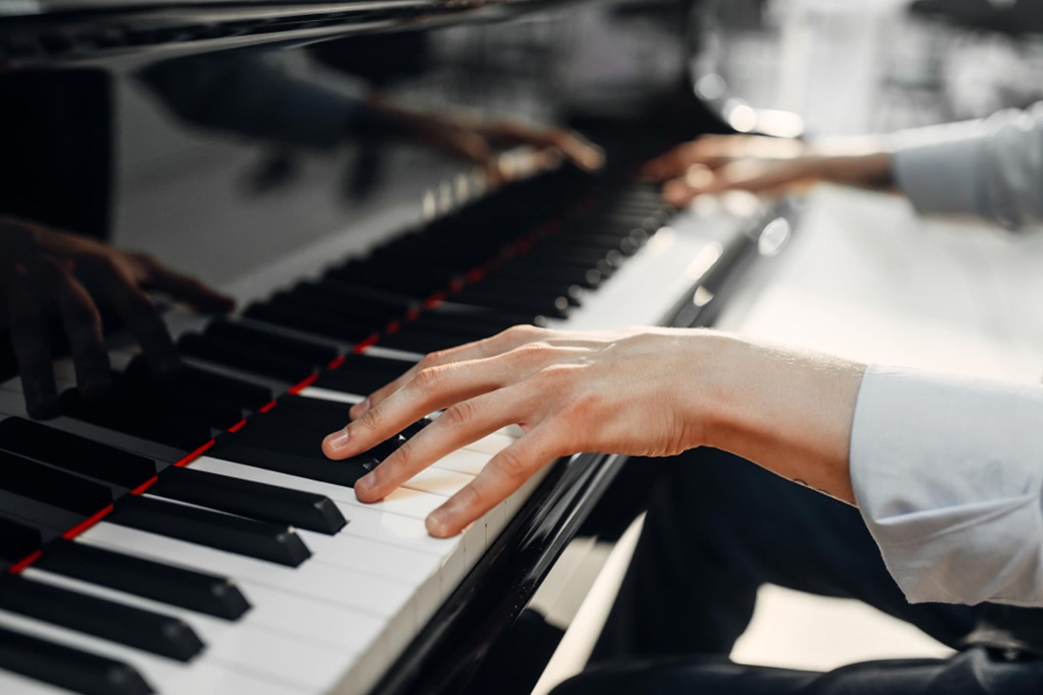 Руки пианиста. Руки на фортепиано. Мужские руки пианиста. Пальцы пианиста. Шагающее фортепиано