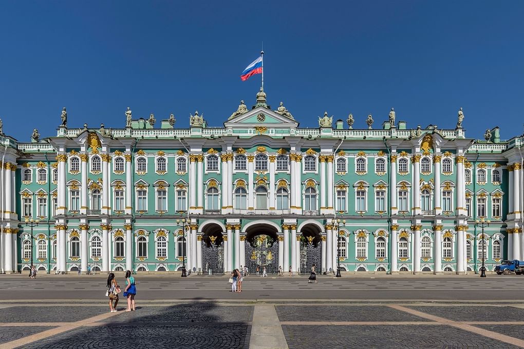 Зимний дворец. Санкт-Петербург. Архитектор Франческо Бартоломео Растрелли. 1757-1762. Фотография: Alex 'Florstein' Fedorov / <a href="https://commons.wikimedia.org/w/index.php?curid=45168593" target="_blank" rel="noopener">commons.wikimedia</a> / <a href="https://creativecommons.org/licenses/by-sa/4.0" target="_blank" rel="noopener">CC BY-SA 4.0</a>