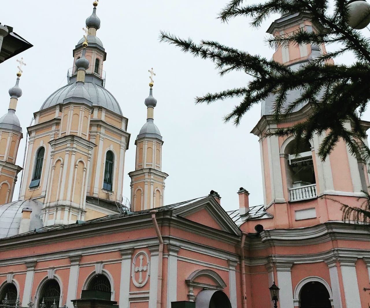 Храм в васильевском расписание. Храм трех на Васильевском острове. Екатерининская Церковь на Васильевском острове. Розовая Церковь на Васильевском острове. Храм трех святителей Васильевский остров в живописи.