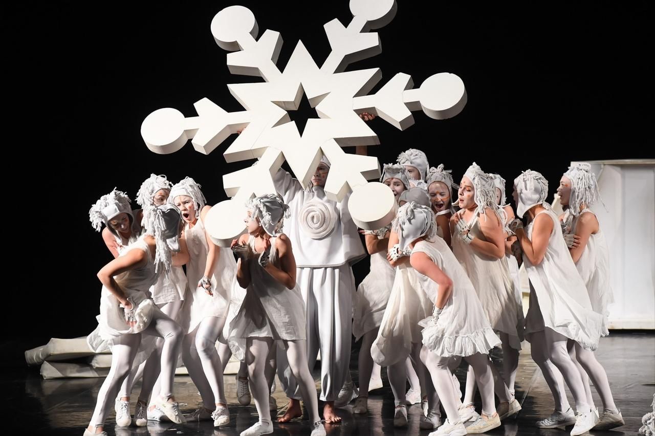 праздник был спектакль