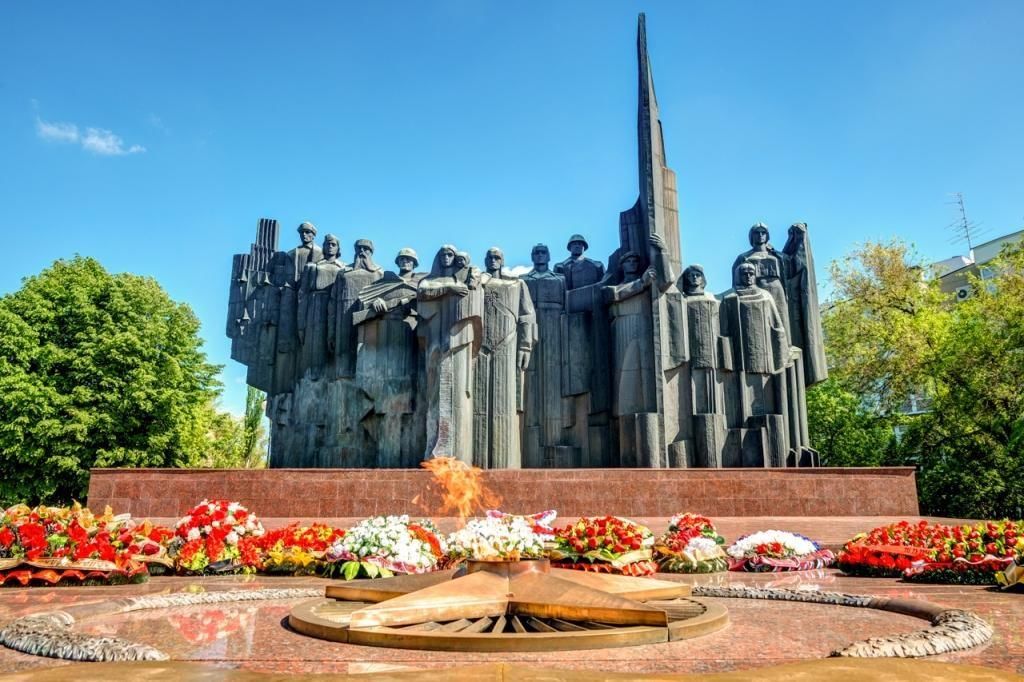 Памятные города россии. Мемориальный комплекс площадь Победы Воронеж. Памятник на площади Победы Воронеж. Мемориал Победы Воронеж. Мемориальный комплекс площадь памятник славы Воронеж.