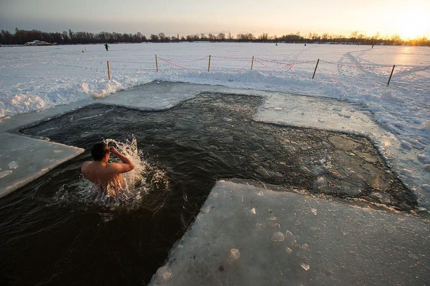 Крещенские морозы когда. Крещение Господне купание в проруби. Крещенский сочельник купания. Крещенский сочельник купание в проруби. Круглая прорубь.