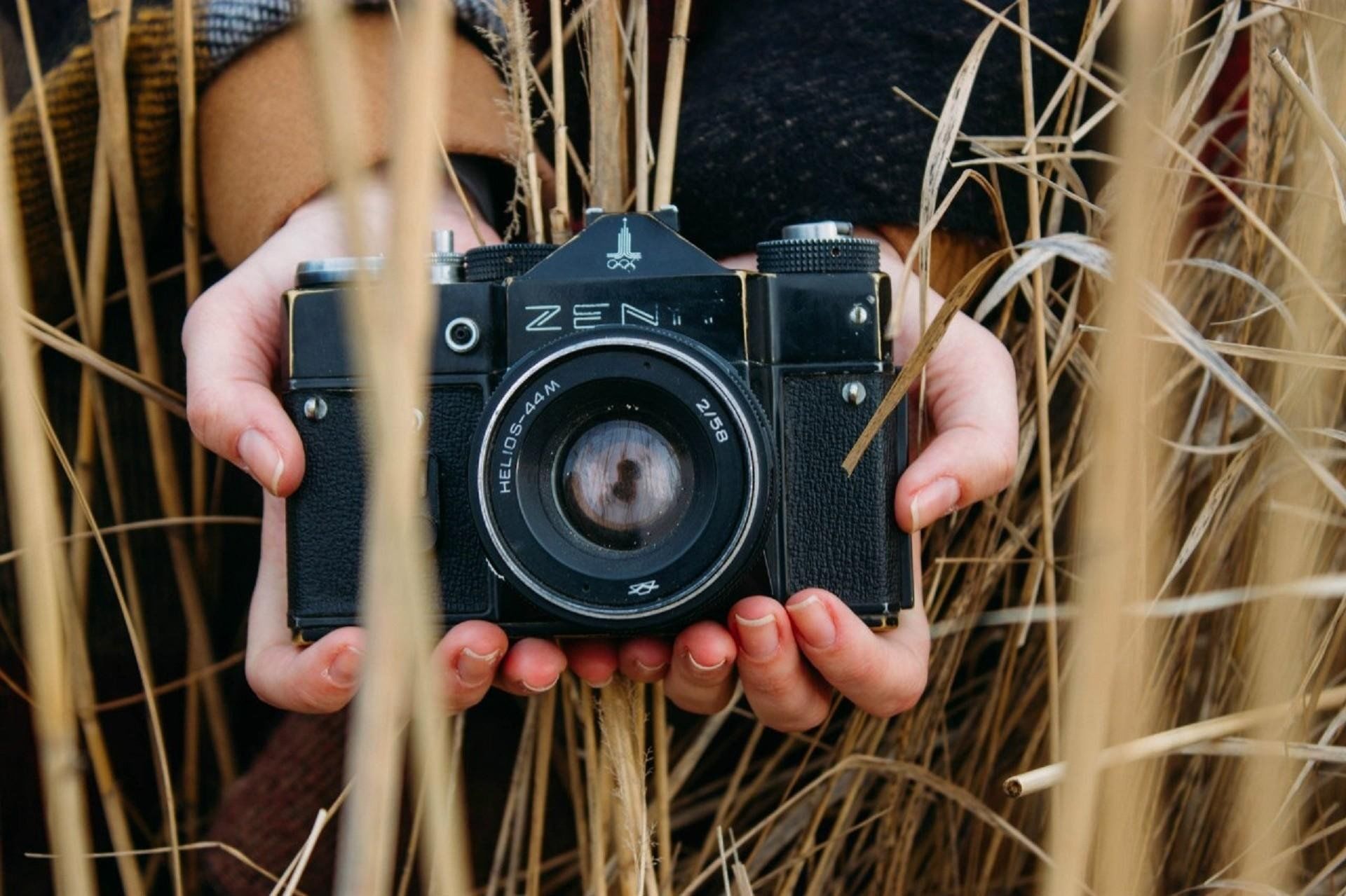 Фотографии фотокамер. Фотоаппарат. Фотоаппарат в руках. Хобби Фотографирование. Фотоаппарат фотографирует.