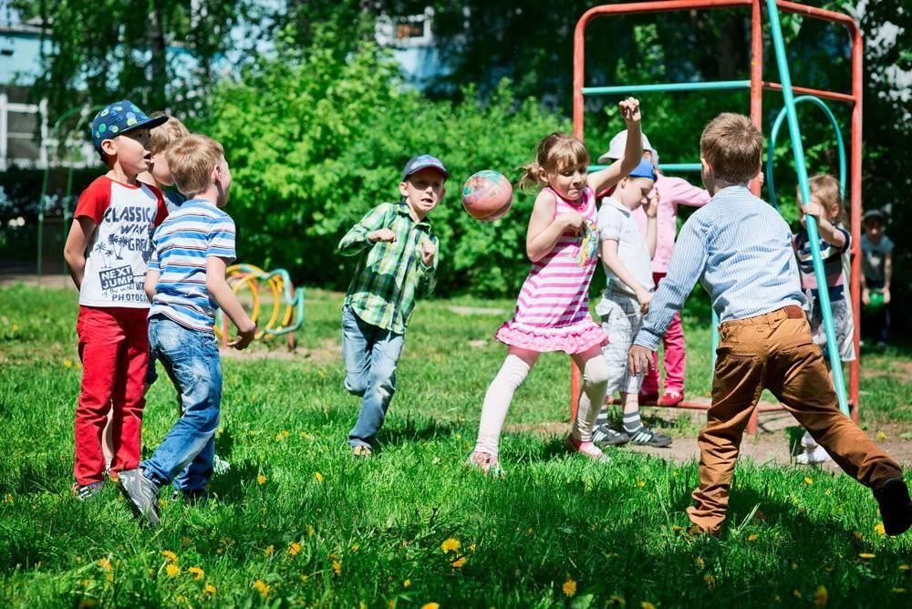 Активные игры. Дети играющие во дворе. Уличные игры для детей. Летние детские игры на свежем воздухе. Летние прогулки.