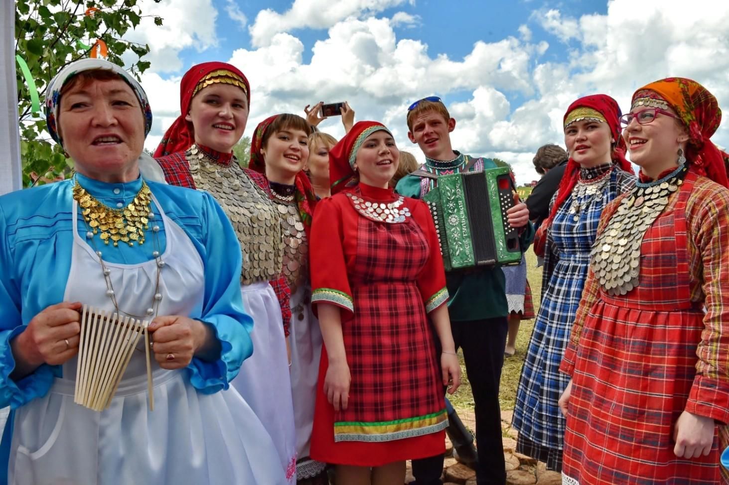 Гербер национальный праздник удмуртов. Народы Урала удмурты. Удмуртия Национальность удмурты. Коренные народы Урала удмурты.