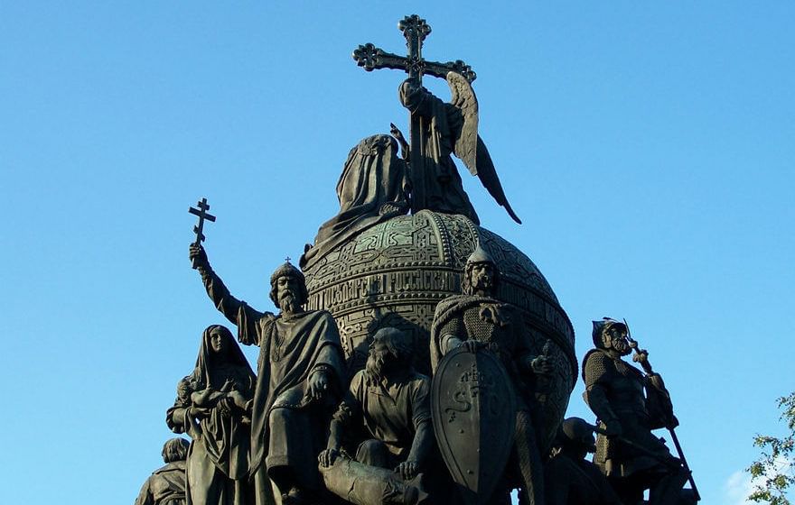 Памятник крещения руси. Памятник тысячелетия крещения Руси. Памятник 1000 летию крещения Руси. Памятник 1000 летию крещения Руси в Новгороде. Памятнрк 1000 лет коещению раси