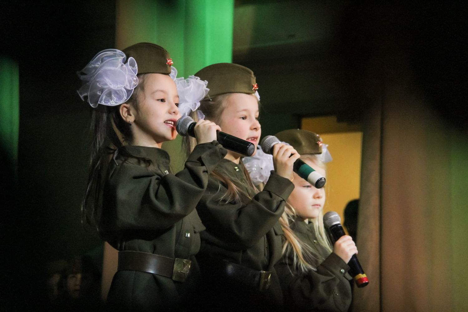 Песни на 9 мая дети 5 лет. Дети в военной форме поют. Девочки поют в военной форме. Девушка в военной форме поет. Девочка поет военное.