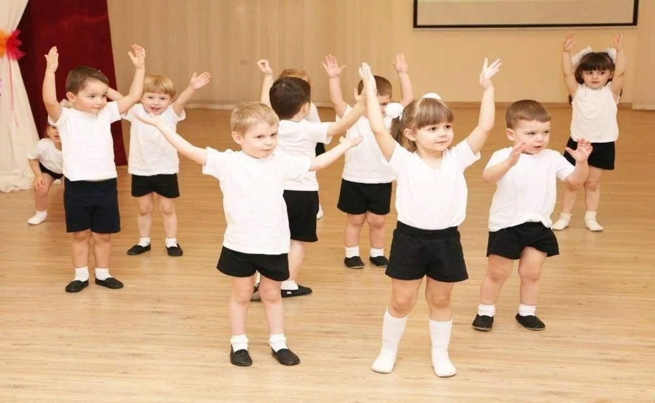 4 года видео танцев танец. Ритмика для дошкольников. Хореография для детей. Хореография для дошкольников. Занятия хореографией для детей.