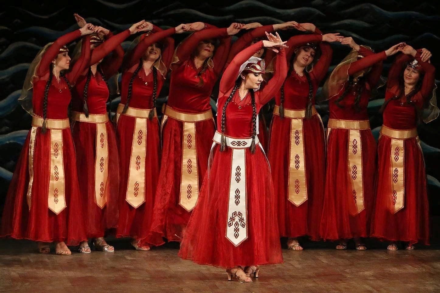 Армянский женский танец в честь плода. Армянский древний национальный костюм Тараз. Узундара армянский танец. Национальные танцы Армении. Армянский национальный танец Кочари